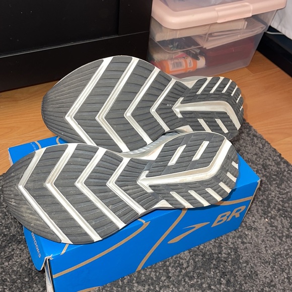 Brooks Sneakers GREAT condition - Picture 4 of 4